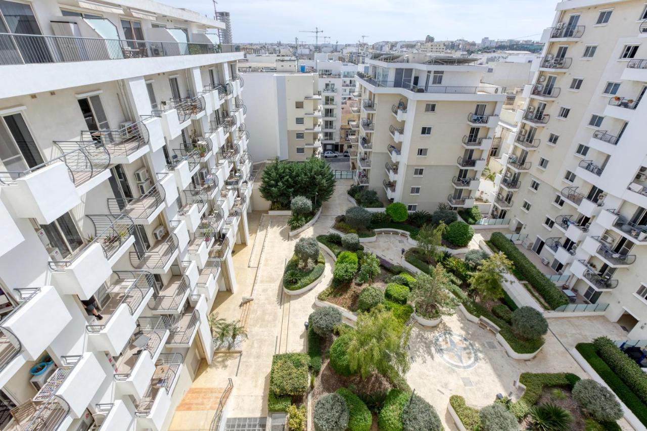 Comfortable 2br Apt With Large Sofa & Living By 360 Estates Apartment
