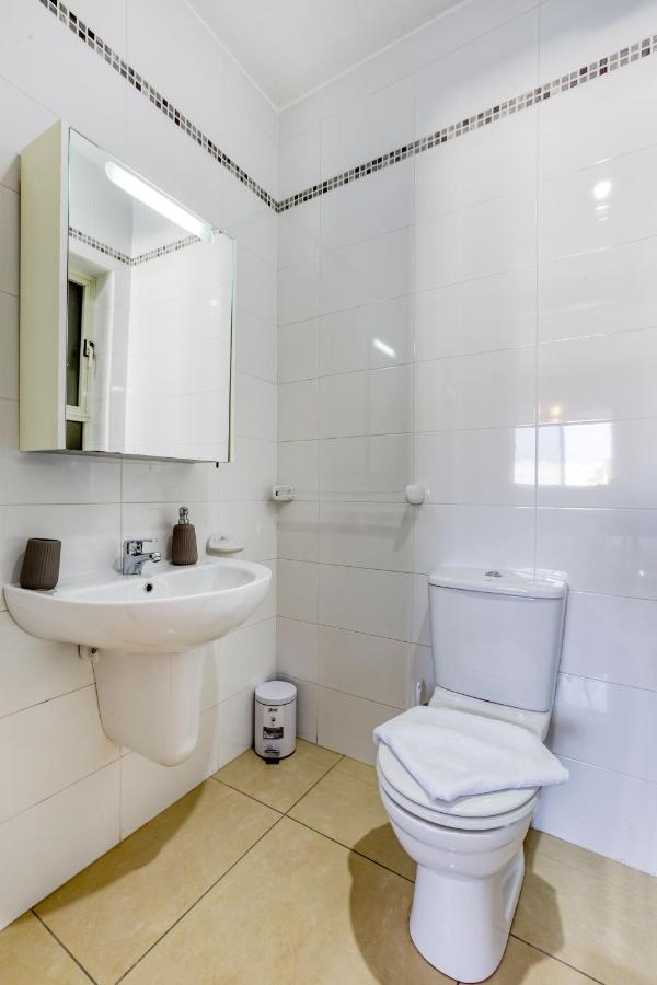 Apartment Comfortable 2br Apt With Large Sofa & Living By 360 Estates *
